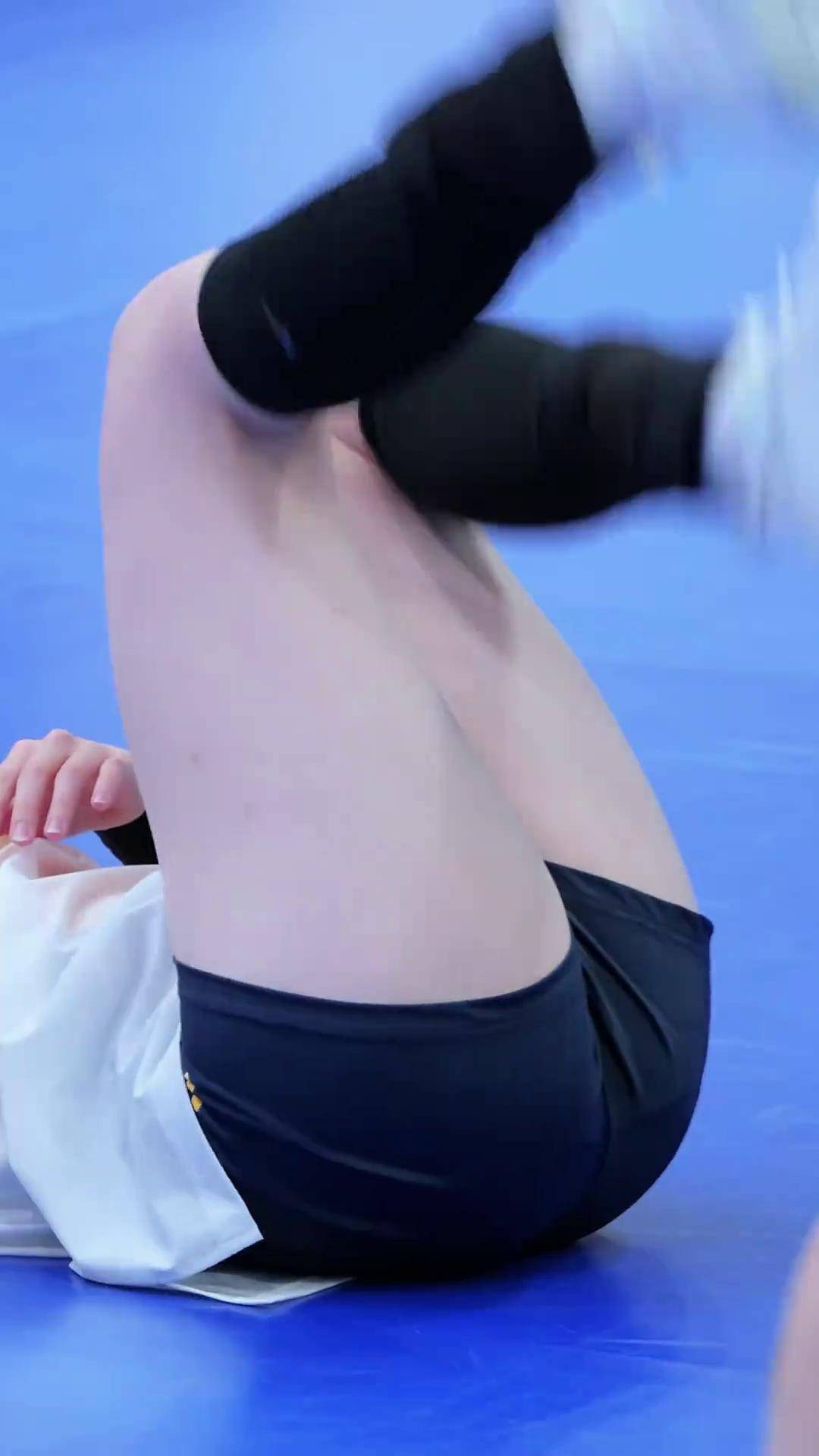 排球明星选手受伤退赛,引发热议 排球明星选手受伤退赛,引发热议