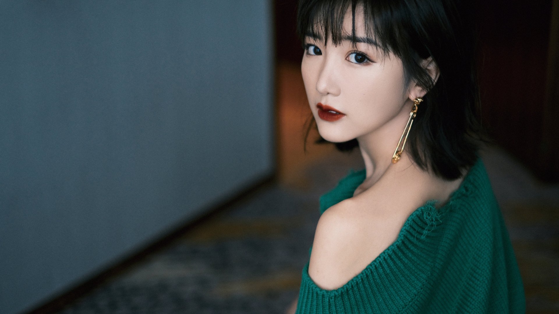 东方利刃剖开银黑军团，爱德华兹的双面统治与一场注定载入史册的对话