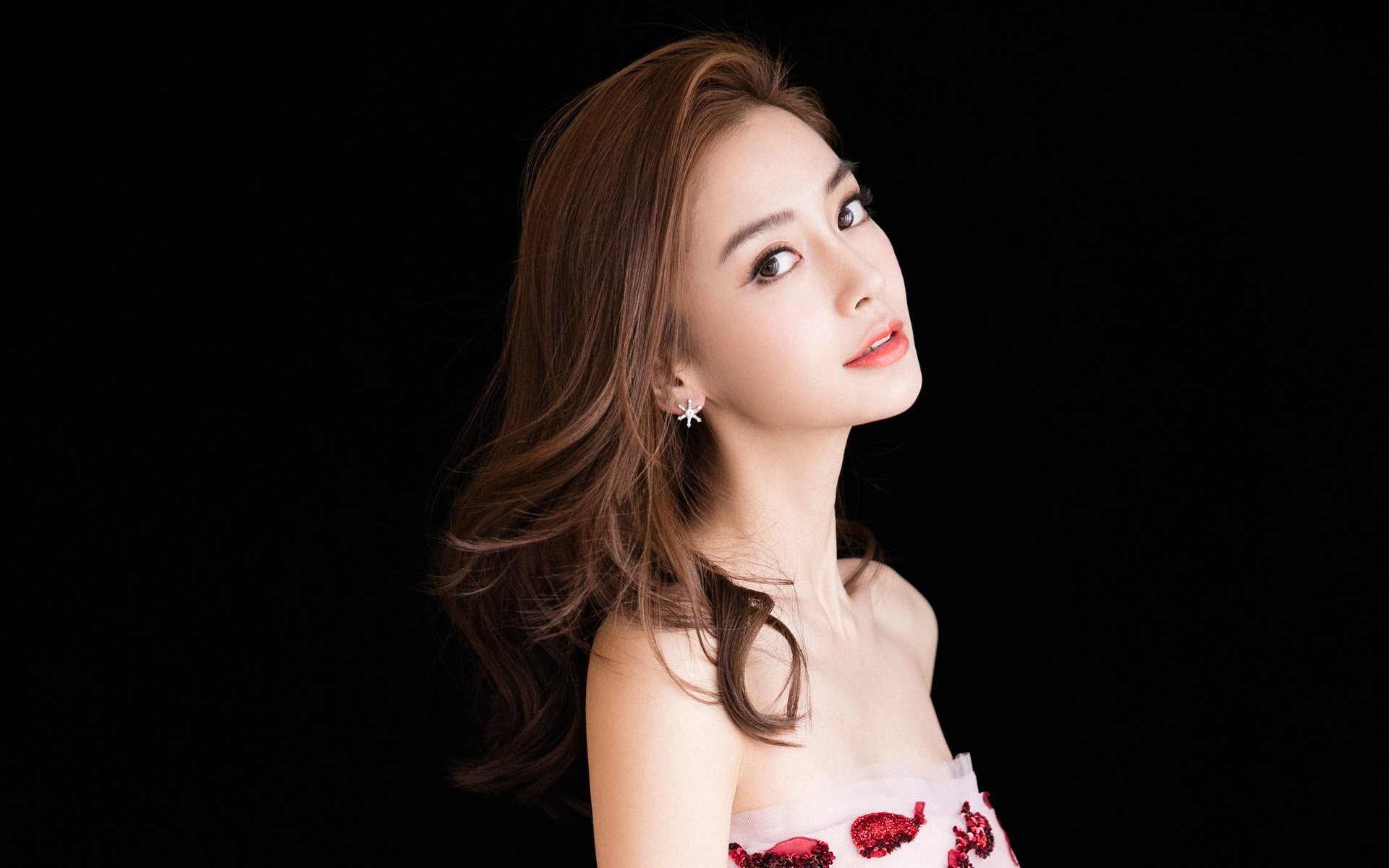 横跨欧亚的宣告，当强行终结与绝对接管定义唯一的王座